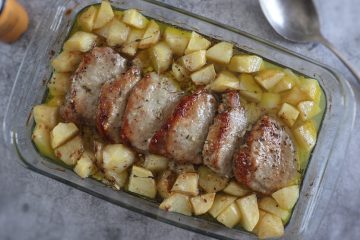 Lombo de porco no forno com batatas numa assadeira