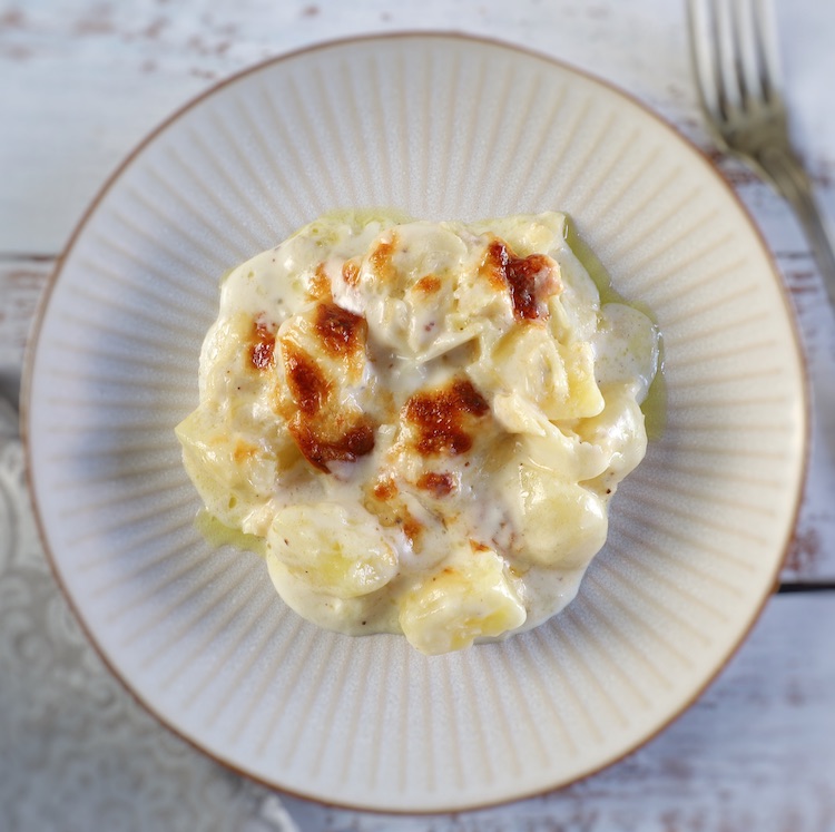 Morue salée maison avec crème sur une assiette