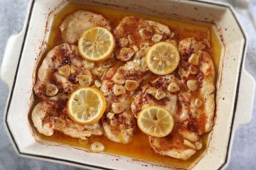 Bifes de frango com limão no forno numa assadeira