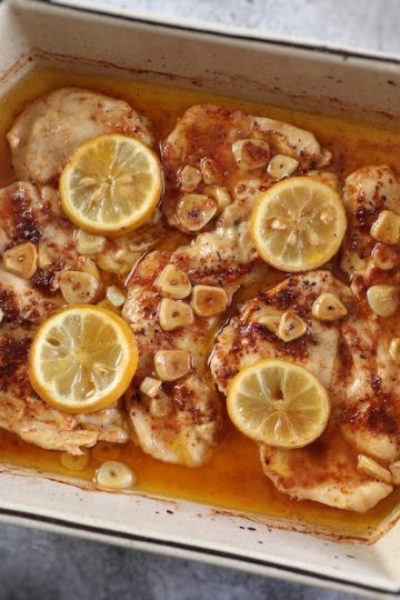 Bifes de frango com limão no forno numa assadeira