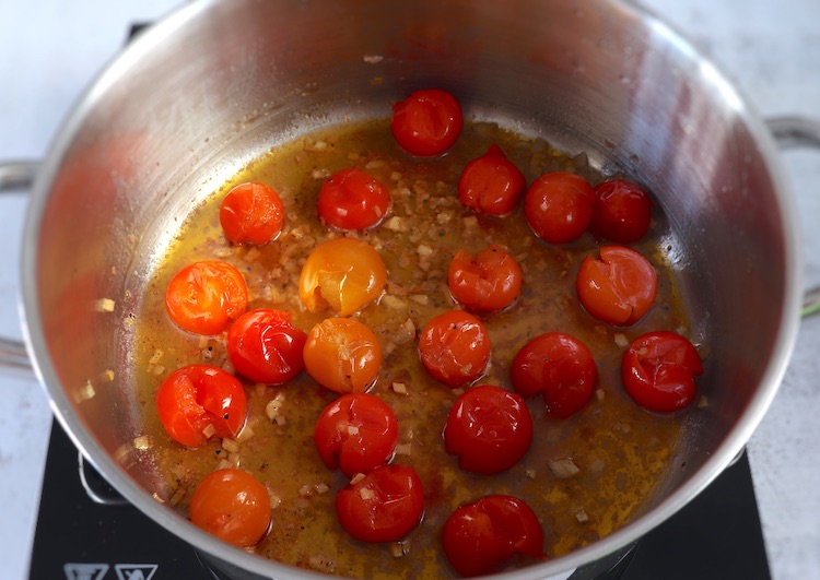 Huile d'olive, ail haché et huile d'olive dans une grande casserole