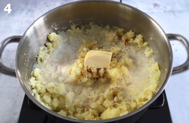 Batatas esmagadas temperadas com sumo de limão, pimenta, noz-moscada, margarina (ou manteiga) e leite num tacho