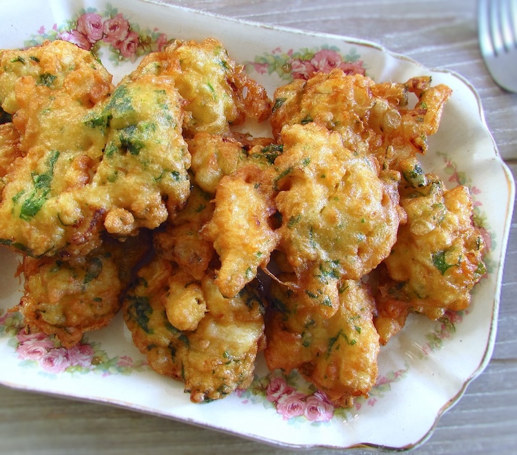 Pataniscas de bacalhau numa travessa retangular