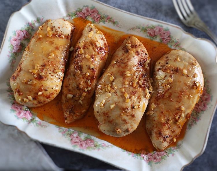 Peito de frango no forno com mel numa travessa retangular
