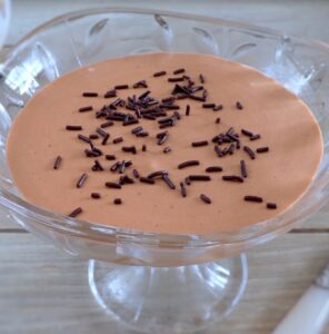 Mousse de chocolate cremosa numa taça de vidro