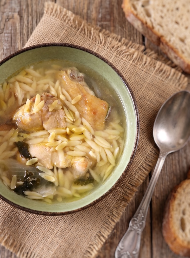Canja de Galinha Portuguesa numa tigela de sopa