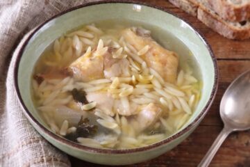 Canja de Galinha Portuguesa numa tigela de sopa