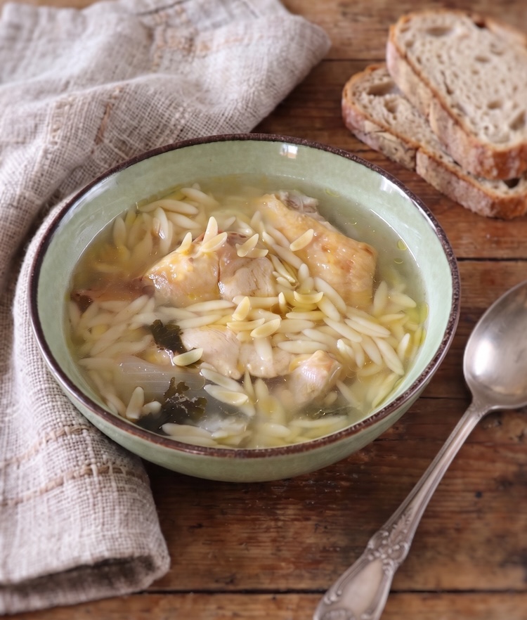 Canja de Galinha Portuguesa numa tigela de sopa