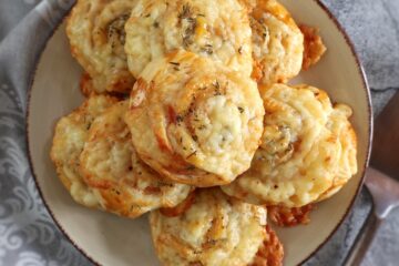 Folhados de fiambre e queijo num prato