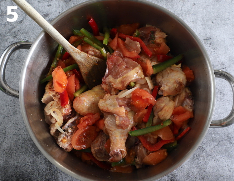Frango guisado com pimentos passo 5