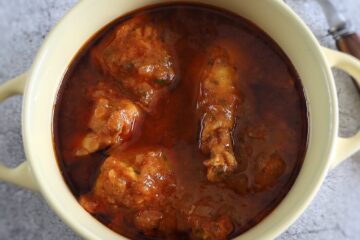 Caril de frango num tacho pequeno