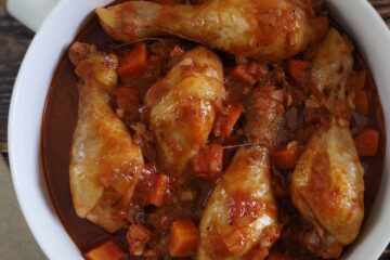 Pernas de frango guisadas num prato fundo