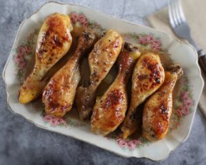 Pernas de frango no forno com mel numa travessa retangular