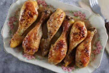 Pernas de frango no forno com mel numa travessa retangular