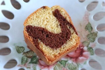 Fatia de bolo mármore num prato