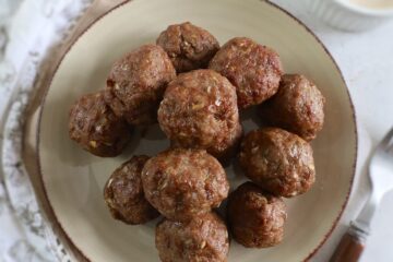 Almôndegas na air fryer num prato