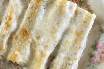 Canelones de carne caseiros numa travessa
