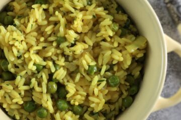 Arroz de caril simples e rápido num tacho pequeno