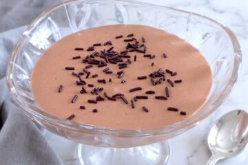 Mousse de Chocolate com Natas numa taça