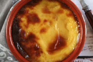 Tigelada in a clay bowl