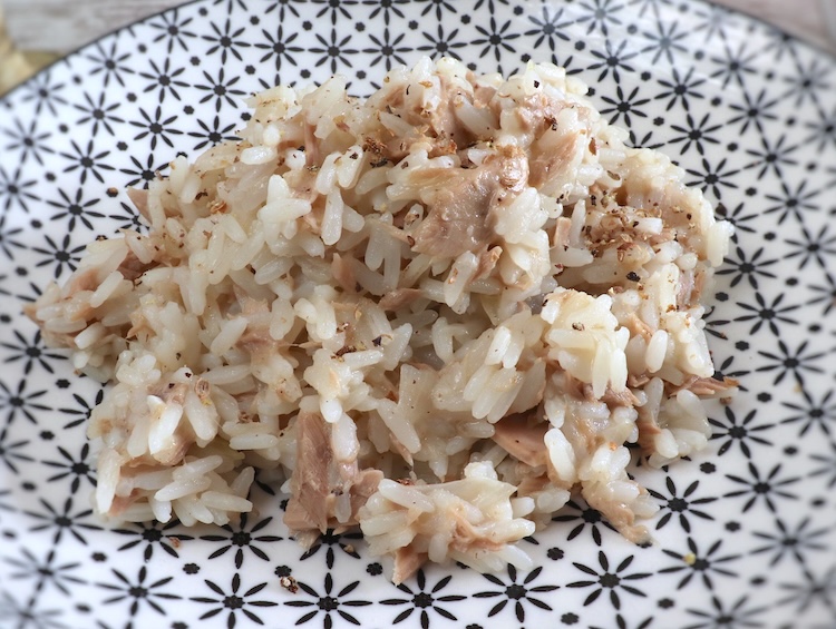 Arroz de atum num prato