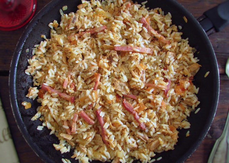 Arroz com atum e bacon numa frigideira