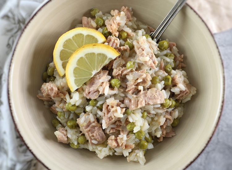 Arroz de atum e limão com ervilhas num prato fundo