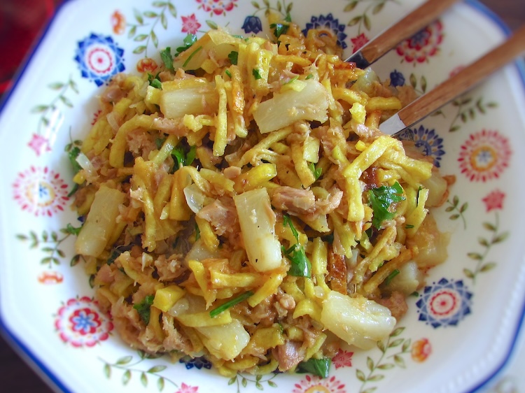 Atum à Brás com ananás num prato fundo