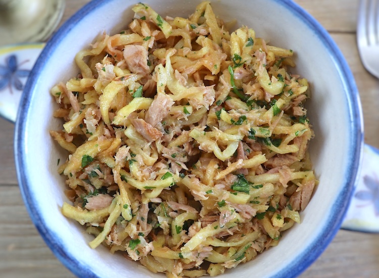 Atum à Brás numa pequena terrina