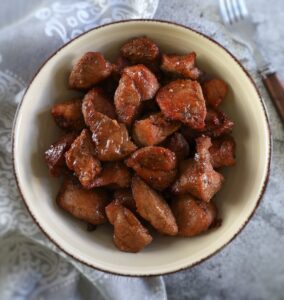 Rojões de porco na air fryer num prato fundo