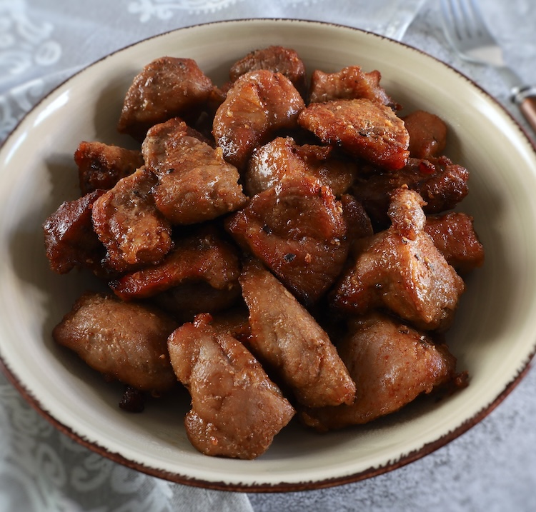 Rojões de porco na air fryer num prato fundo