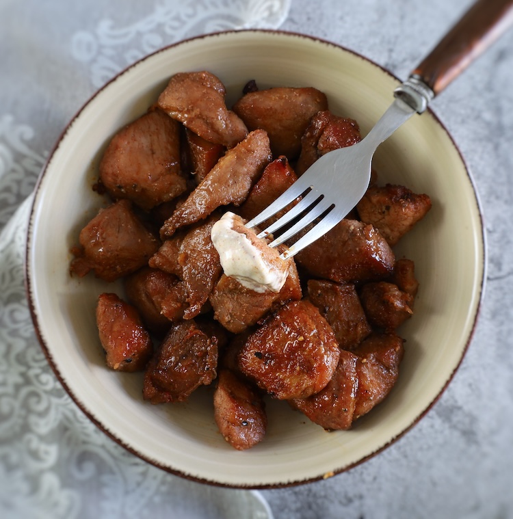 Rojões de porco na air fryer num prato fundo
