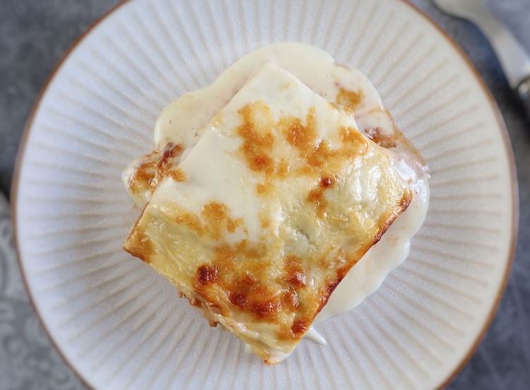 Lasanha de atum num prato