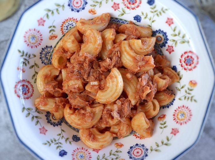 Massa com atum simples num prato fundo