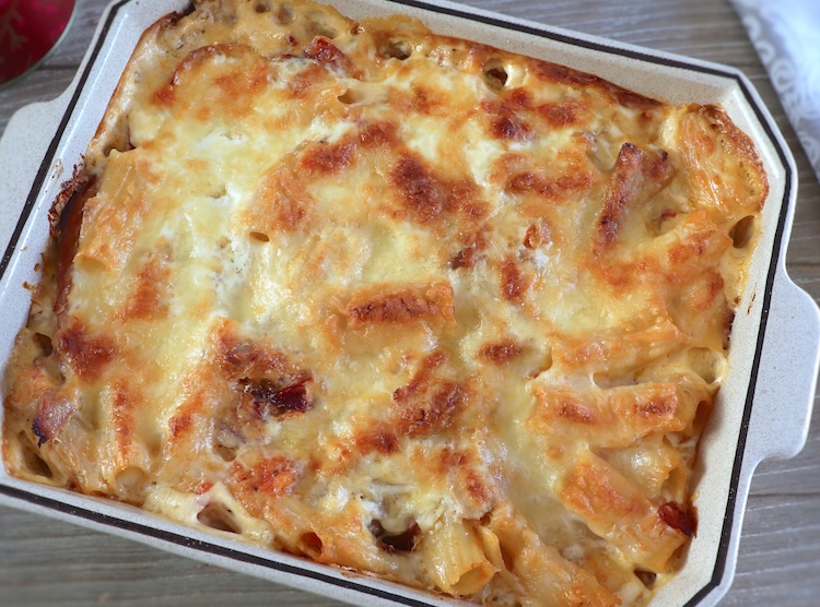 Massa no forno com atum e paio numa assadeira