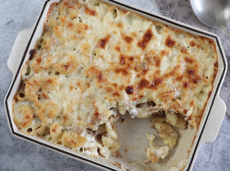 Massa gratinada com atum no forno numa assadeira