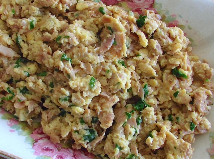 Ovos mexidos com atum numa pequena travessa retangular
