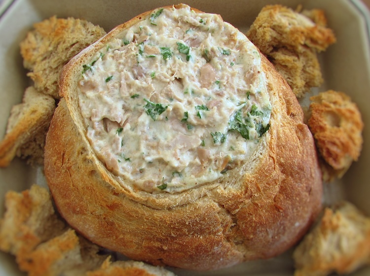 Pão recheado com atum e queijo numa assadeira