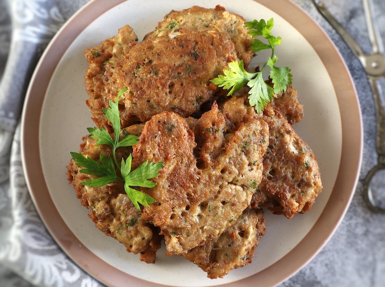 Pataniscas de atum simples num prato