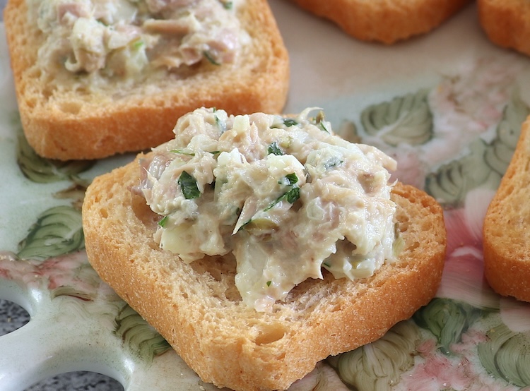 Paté de atum num prato com tostas