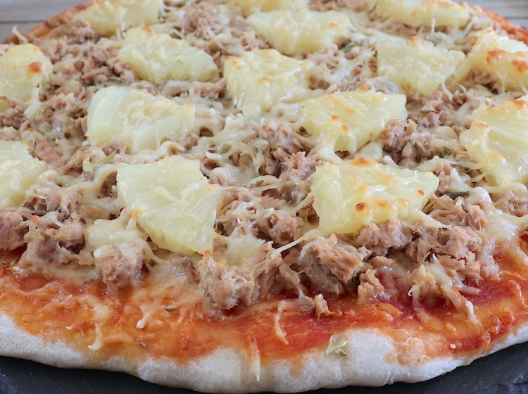 Pizza de atum e ananás numa mesa