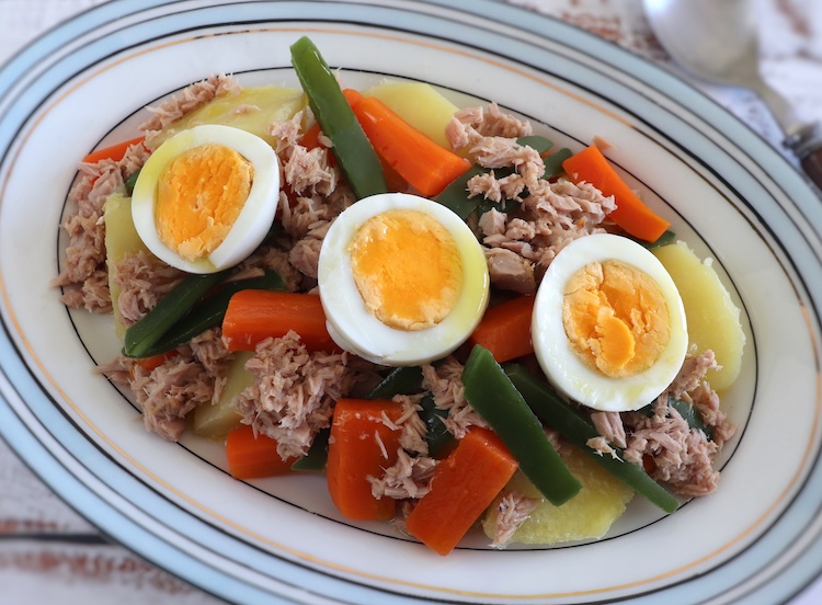 Salada de atum numa travessa