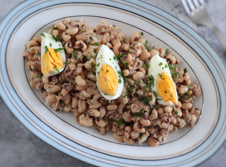 Salada de feijão frade numa travessa
