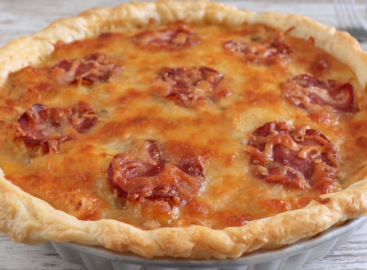 Tarte de atum com batata e chourição numa tarteira